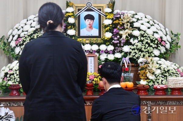 평택항 신컨테이너 터미널에서 아르바이트를 하다가 사고로 숨진 대학생 이선호씨(23)를 애도하는 목소리가 높아지고 있는 가운데 8일 오후 이씨의 친구들이 조문을 하고 있다. 이씨는 지난 22일 평소 업무와 다른 컨테이너 작업에 동원됐지만 안전교육은 이뤄지지 않았고, 안전장비를 지급받지 못한 것으로 알려졌다. 사고가 난 후 보름이 지났지만 유족과 친구들은 철저한 진상규명 등을 요구하며 고인을 떠나보내지 못하고 있다.조주현기자