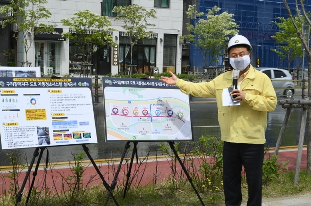 안승남 구리시장이 구리갈매지구 도로 자동 청소 시스템 시연회를 열고 있다. 구리시 제공