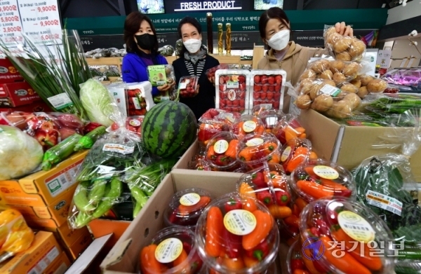 직거래를 통해 생산자의 소득을 보전하는 한편, 소비자의 만족도 함께 보장하는 로컬푸드 매장들이 인기를 얻고 있다. 7일 오후 평택시 이충동에 위치한 송탄농협의 평택로컬푸드 이충직매장에서 시민들이 지역농산물을 살펴보고 있다.조주현기자