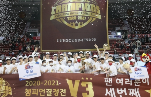 9일 안양체육관에서 열린 프로농구 챔피언결정전 4차전에서 전주 KCC에 승리, 4전승을 거두며 포스트시즌 10전승으로 챔피언에 오른 안양 KGC인삼공사 선수들이 환호하고 있다.연합뉴스