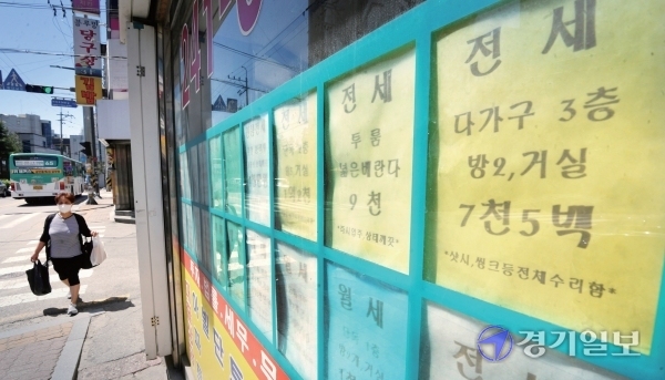 9일 부동산 빅데이터업체 아실(아파트실거래가)에 따르면 수도권 아파트 매물이 열흘 전보다 크게 감소한 것으로 나타났다. 사진은 아파트 매물이 사라진 수원시내 한 부동산중개업소.   김시범기자