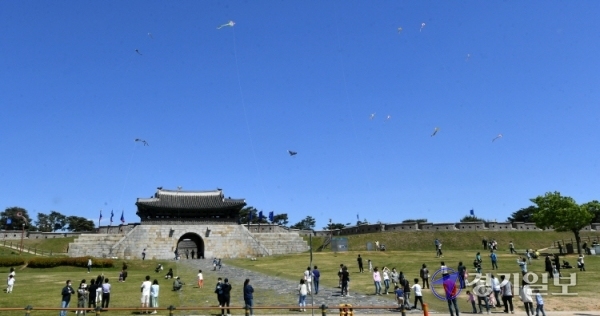 사흘째 계속되던 황사 및 미세먼지가 물러가고 모처럼 청명한 날씨를 보인 9일 오후 수원화성 창룡문 앞에서 시민들이 연날리기를 하며 휴일 한때를 즐기고 있다. 김시범기자
