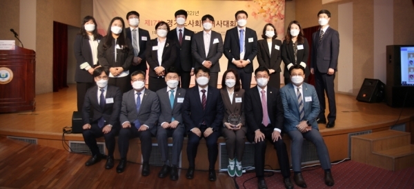 제17회 경기사회복지대상 수상자들이 박일규(사진 앞줄 가운데) 경기도사회복지사협회장과 기념사진을 촬영하고 있다. 경기도사회복지사협회 제공