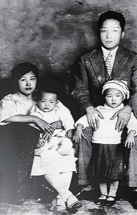 연미당 엄항섭 큰 아들 엄기동 큰 딸 엄기선 모습.