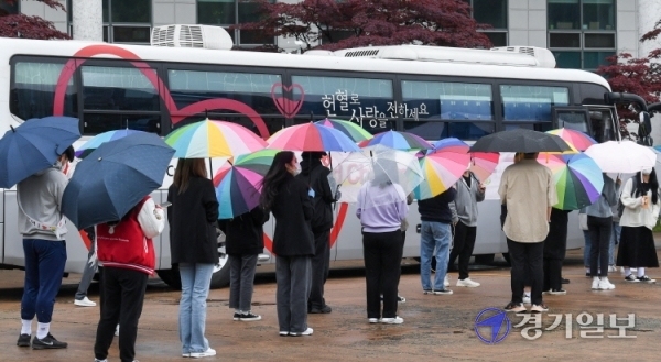 10일 오전 인천 연수구 가천대학교 메디컬캠퍼스에서 동아리연합회 회원들이 헌혈버스 앞에 길게 늘어서서 헌혈 순서를 기다리고 있다.  보건 계열학과가 모여 있는 가천대 메디컬캠퍼스 학생들은 올해로 10년째 사랑의 헌혈를 해오고 있다. 장용준기자