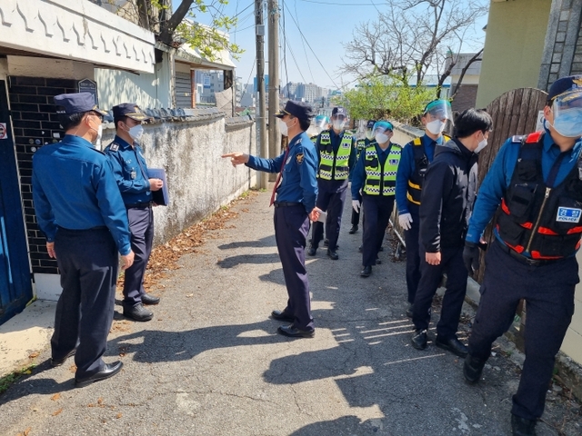 지난달 8일 수원시와 경찰 관계자들이 수원팔달경찰서 부지를 찾아 합동 현장점검을 하고 있다. 수원시 제공