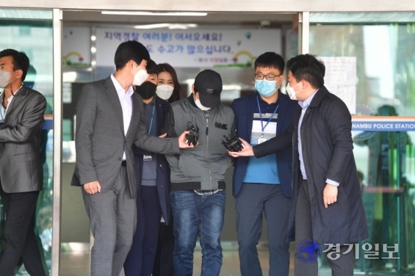 화성 2세 입양아 학대 혐의를 받고 있는 양부 A씨가 11일 오후 수원남부경찰서에서 피의자 심문를 받기 위해 호송차로 이동하고 있다.조주현기자