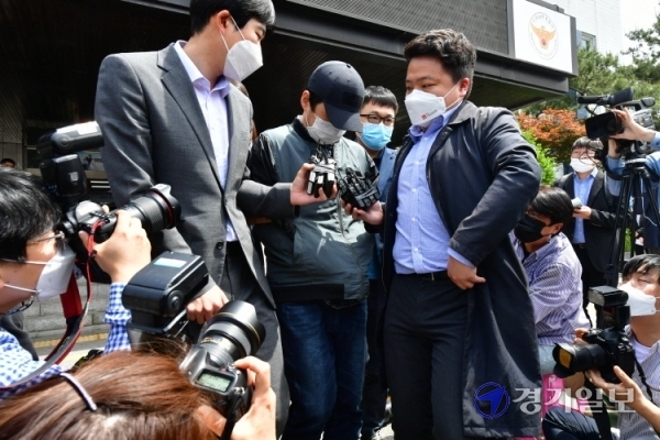 화성 2세 입양아 학대 혐의를 받고 있는 양부 A씨가 11일 오후 수원남부경찰서에서 피의자 심문를 받기 위해 호송차로 이동하고 있다.조주현기자
