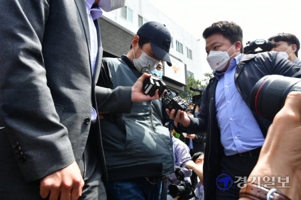 화성 2세 입양아 학대 혐의를 받고 있는 양부 A씨가 11일 오후 수원남부경찰서에서 피의자 심문를 받기 위해 호송차로 이동하고 있다.조주현기자