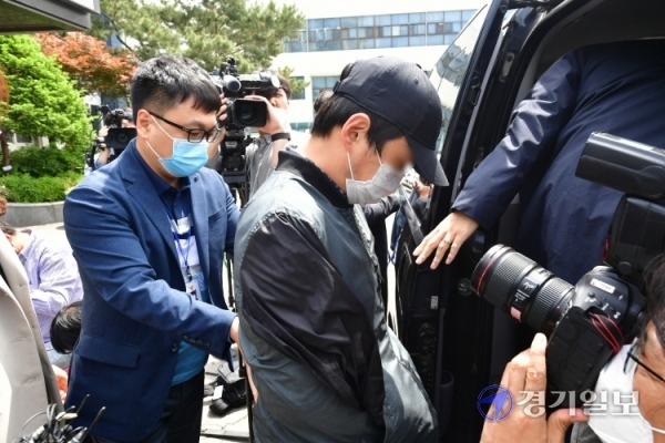 화성 2세 입양아 학대 혐의를 받고 있는 양부 A씨가 11일 오후 수원남부경찰서에서 피의자 심문를 받기 위해 호송차로 이동하고 있다.조주현기자