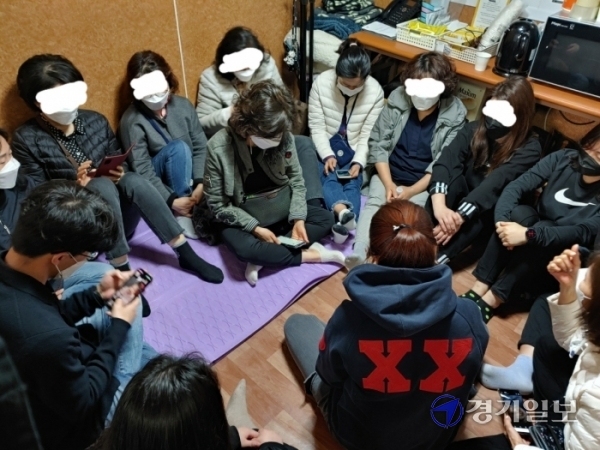 부천종합운동장 주차장에 임시로 마련된 선별진료소에서 근무하는 보건공무직원 10여명이 비좁은 휴게실에서 함께 쉬고 있다. 김종구기자