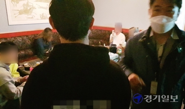 지난 10일 밤 10시44분께 인천 미추홀구 주안동의 A유흥주점에서 인천시경찰청 생활질서계 소속 경찰이 집합금지 위반행위를 단속하고 있다.정한승기자