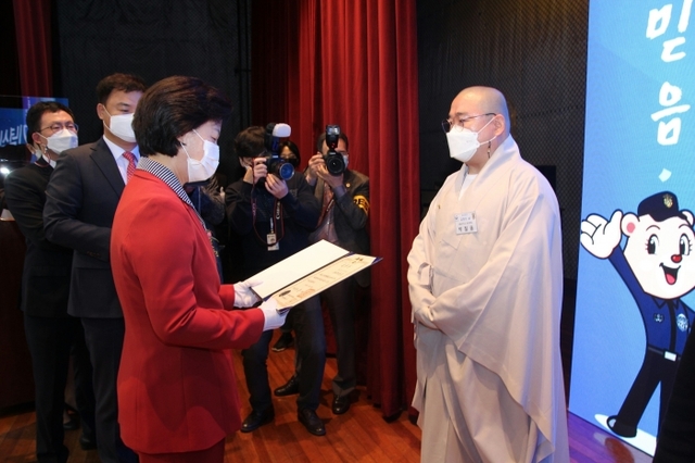 ▲ 대통령표창 받는 성행주지스님