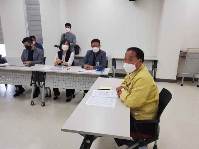 ▲ 정동균 양평군수가  용문면 주민들과  홍천~용문 철도와 관련해 용문산역 신설에 대해 이야기를 나누고 있다.