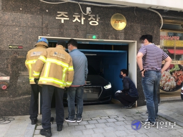 평택소방서 119구조대와 승강기수리센터 직원이 평택시 합정동 주차타워 차량용 승강기에 갇힌 운전자를 구조하고 있다. 정정화기자