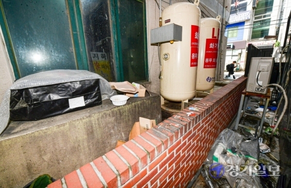 건물 사이 담배꽁초 등 쓰레기 화재 위험. 조주현기자