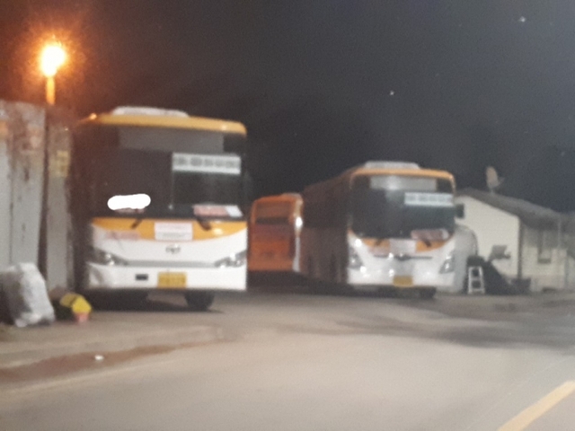 부천의 한 마을버스회사 소속 버스들이 차고지가 아닌 옥길동 남부수자원생태공원 입구에 주차하고 있다. 김종구기자