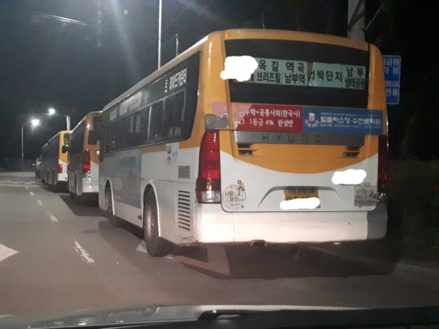 부천의 한 마을버스회사 소속 버스들이 차고지가 아닌 옥길동 남부수자원생태공원 입구에 주차하고 있다. 김종구기자