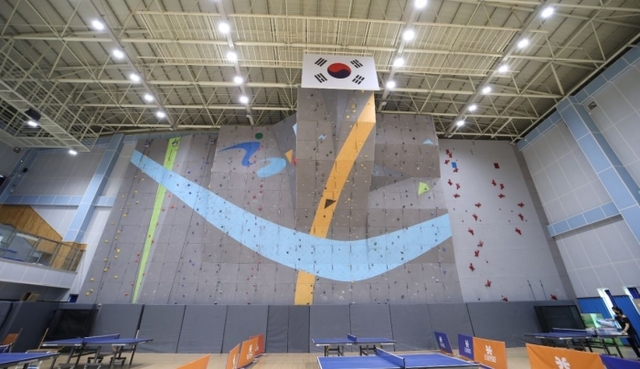 가평군 가평읍 대곡리 한석봉체육관 내 설치된 클라이밍장이 안전관리자와 강사 등을 구하지 못해 방치되고 있다. 신상운기자