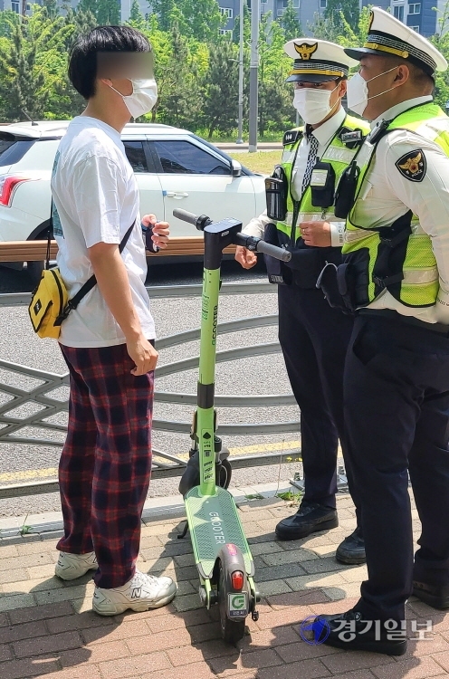 개정 도로교통법 시행 첫날을 맞아 13일 오후 경찰관들이 수원시 장안구청사거리에서 전동 킥보드 등 개인형 이동장치(Personal Mobility·PM) 이용자들에 대한 계도활동을 펼치고 있다. 이날부터 적용된 개정 도로교통법에 따라 전동 킥보드 이용 가능 연령이 제2종 원동기장치 면허를 취득할 수 있는 만 16세 이상으로 높아진다. 무면허, 음주 운전의 경우 10만원의 범칙금이 부과된다. 이외에도 안전모 등 보호 장비를 착용하지 않으면 2만원, 한 전동 킥보드에 2명 이상 탑승하면 4만 원의 범칙금을 물게 된다.조주현기자