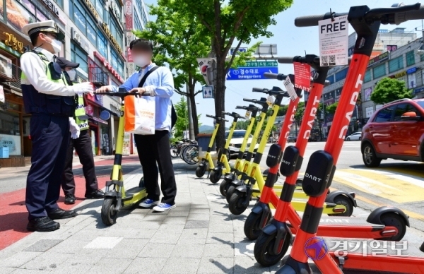 개정 도로교통법 시행 첫날을 맞아 13일 오후 경찰관들이 수원시 장안구청사거리에서 전동 킥보드 등 개인형 이동장치(Personal Mobility·PM) 이용자들에 대한 계도활동을 펼치고 있다. 이날부터 적용된 개정 도로교통법에 따라 전동 킥보드 이용 가능 연령이 제2종 원동기장치 면허를 취득할 수 있는 만 16세 이상으로 높아진다. 무면허, 음주 운전의 경우 10만원의 범칙금이 부과된다. 이외에도 안전모 등 보호 장비를 착용하지 않으면 2만원, 한 전동 킥보드에 2명 이상 탑승하면 4만 원의 범칙금을 물게 된다.조주현기자