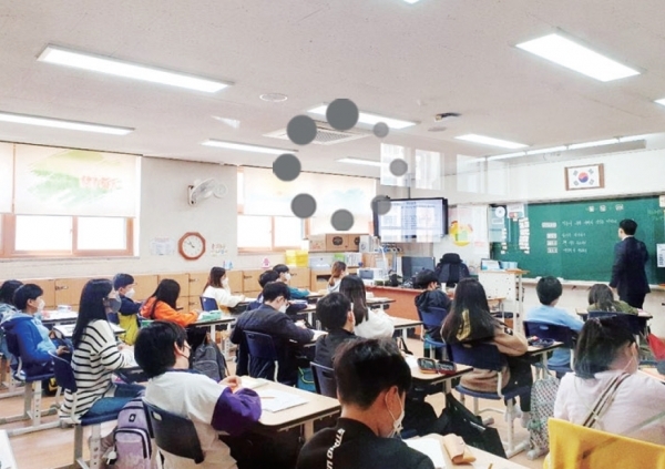 비대면 학부모 공개수업이 진행되고 있는 이담초등학교 5학년 5반 모습.