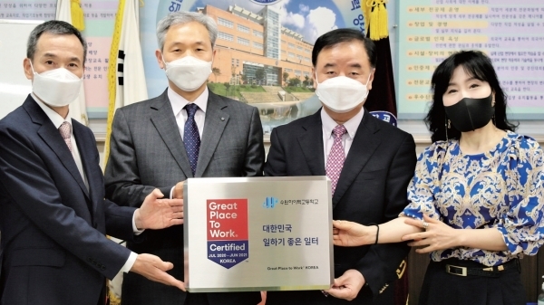 ▲ 대한민국 일하기 좋은 일터로 선정된 수원하이텍고등학교가 이달 11일 현판식을 걸고 기념사진을 촬영하고 있다. 수원하이텍고 제공