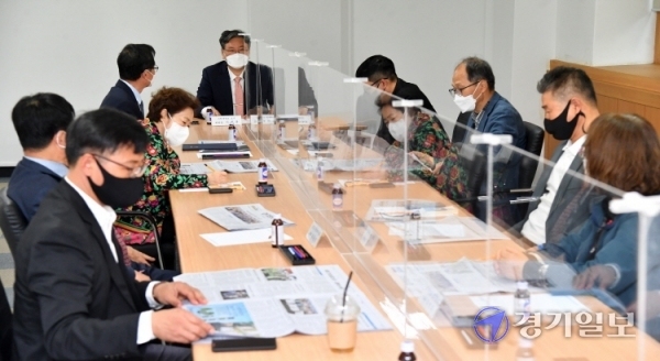 13일 경기일보사 중회의실에서 열린 독자권익위원회 3월 회의에서 위원들이 지난 달 보도된 본보 기사 관련 의견을 밝히고 있다. 김시범기자