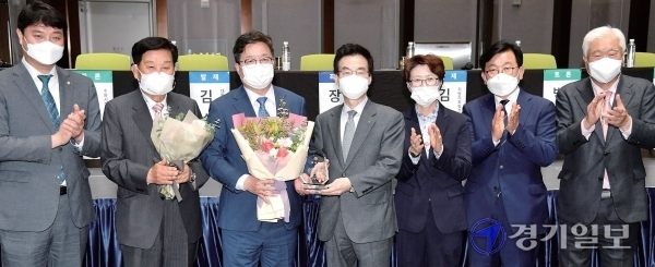 ▲ 토론회에 앞서 염태영 수원시장이 대한민국지방신문협의회로부터 감사패를 받고 있다. (왼쪽부터) 조석환 수원시의회 의장 신항철 본보 대표이사 회장 염 시장 김중석 대한민국지방신문협의회장(강원도민일보 사장) 최윤정 중부일보 사장 한창원 기호일보 사장 본보 이순국 사장.   윤원규기자