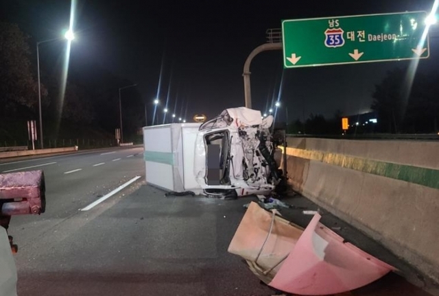 화물차간 추돌 사고가 발생한 이천시 중부고속도로. 이 사고로 운전자 1명이 숨져 경찰이 정확한 사고 경위를 조사 중이다.