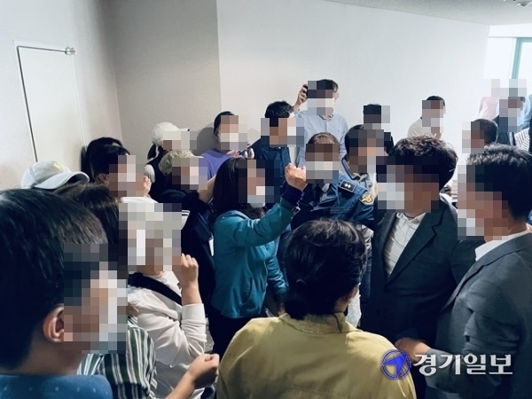 14일 오전 경기도 시흥시의회에서 주민 20여명이 배곧동 분동안 통과에 반대하며 항의 시위를 하고 있다. 이날 배곧동 분동안은 본회의 표결 13명 중 8명 찬성, 4명 반대, 1명 기권으로 최종 통과됐다. 김형수기자