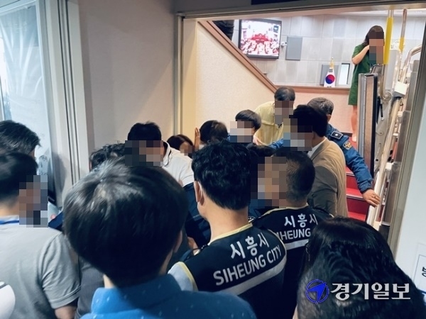 14일 오전 경기도 시흥시의회에서 주민 20여명이 배곧동 분동안 통과에 반대하며 공무원들과 몸싸움을 벌이고 있다. 이날 배곧동 분동안은 본회의 표결 13명 중 8명 찬성, 4명 반대, 1명 기권으로 최종 통과됐다. 김형수기자