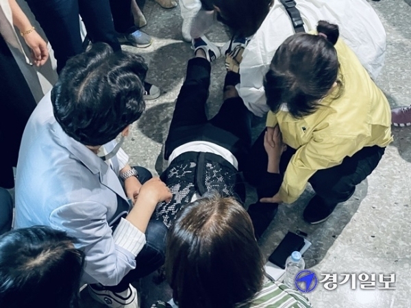 14일 오전 경기도 시흥시의회에서 주민 20여명이 배곧동 분동안 통과에 반대하며 항의 시위를 하다 주민 1명이 쓰러져 있다. 이날 배곧동 분동안은 본회의 표결 13명 중 8명 찬성, 4명 반대, 1명 기권으로 최종 통과됐다. 김형수기자