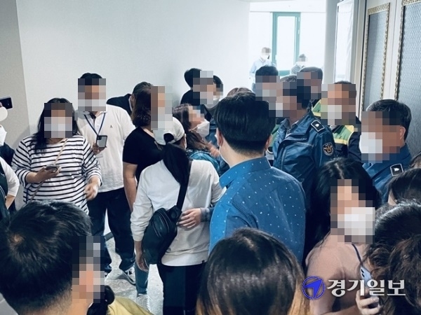 14일 오전 경기도 시흥시의회에서 주민 20여명이 배곧동 분동안 통과에 반대하며 항의 시위를 하고 있다. 이날 배곧동 분동안은 본회의 표결 13명 중 8명 찬성, 4명 반대, 1명 기권으로 최종 통과됐다. 김형수기자