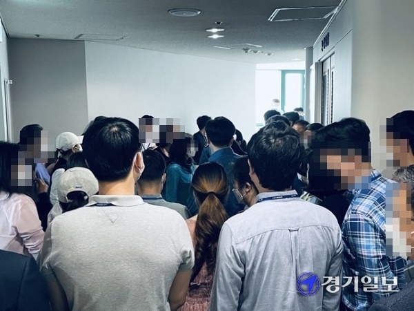 14일 오전 경기도 시흥시의회에서 주민 20여명이 배곧동 분동안 통과에 반대하며 항의 시위를 하고 있다. 이날 배곧동 분동안은 본회의 표결 13명 중 8명 찬성, 4명 반대, 1명 기권으로 최종 통과됐다. 김형수기자