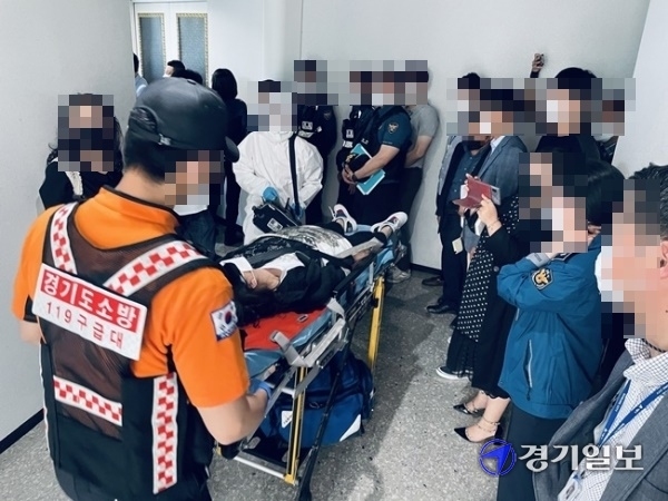 14일 오전 경기도 시흥시의회에서 주민 20여명이 배곧동 분동안 통과에 반대하며 항의 시위를 하다 주민 1명이 쓰러져 119 구급대에 의해 병원으로 이송되고 있다. 이날 배곧동 분동안은 본회의 표결 13명 중 8명 찬성, 4명 반대, 1명 기권으로 최종 통과됐다. 김형수기자