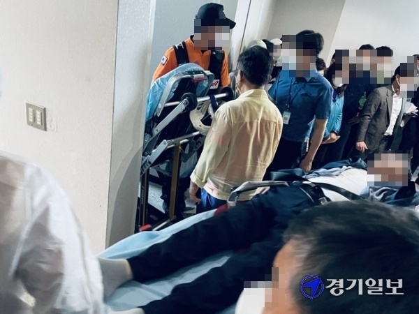 14일 오전 경기도 시흥시의회에서 주민 20여명이 배곧동 분동안 통과에 반대하며 항의 시위를 하다 주민 1명이 쓰러져 119 구급대에 의해 병원으로 이송되고 있다. 이날 배곧동 분동안은 본회의 표결 13명 중 8명 찬성, 4명 반대, 1명 기권으로 최종 통과됐다. 김형수기자