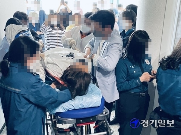 14일 오전 경기도 시흥시의회에서 주민 20여명이 배곧동 분동안 통과에 반대하며 항의 시위를 하다 주민 1명이 쓰러져 119 구급대에 의해 병원으로 이송되고 있다. 이날 배곧동 분동안은 본회의 표결 13명 중 8명 찬성, 4명 반대, 1명 기권으로 최종 통과됐다. 김형수기자