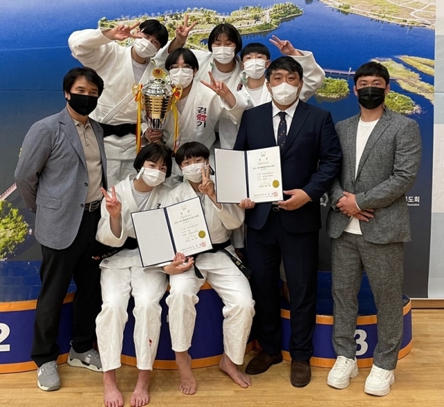 ▲ 여고부 단체전 우승팀 경기체고선수단.경기체고 제공
