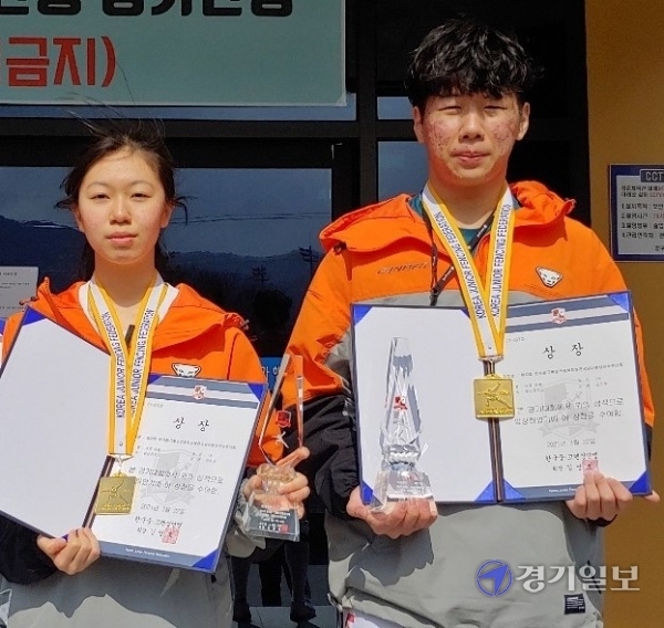 ▲ 남녀 중등부 에페서 우승한 김도현(오른쪽)과 강지윤. 경기일보 DB