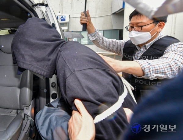 택시기사를 흉기로 찔러 살해한 혐의를 받는 20대 승객 A씨가 16일 오후 성남지청에서 열리는 구속 전 피의자 심문(영장실질심사)을 받기 위해 분당경찰서를 나서고 있다.조주현기자