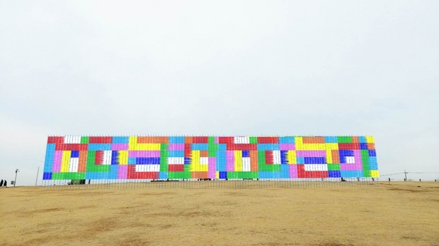 ▲ 최문수, 그날의 흔적, 2021, 대나무, 깃발천, 900X4500cm
