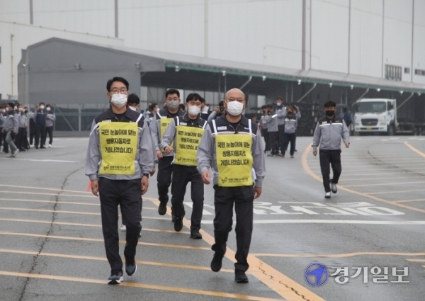 쌍용자동차 노동조합 간부들이 17일 쌍용자동차 평택공장에서 ‘쌍용차 조기 정상화를 위한 도보행진’을 시작하고 있다. 정정화기자