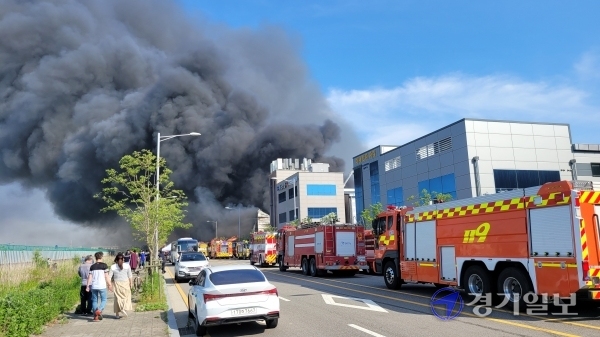 19일 오후 2시 12분께 경기 시흥시 정왕동의 한 물류창고에서 불이 났다. 소방당국은 대응 1단계를 발령해 진화 작업을 벌이고 있다. 정민훈 기자