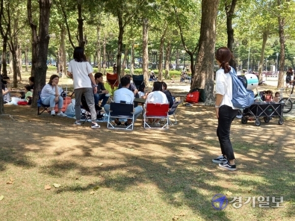부처님오신날인 19일 낮 12시께 안양시 동안구에 있는 안양중앙공원에는 나들이 나온 시민들로 북적였다.(사진=노성우기자)