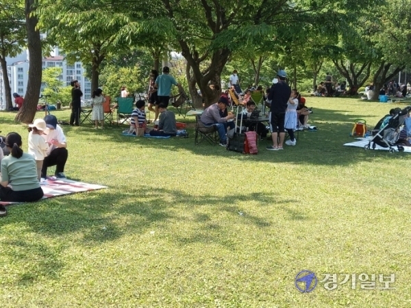 부처님오신날인 19일 오후 1시께 안양시 만안구에 있는 병목안 시민공원에도 많은 시민들이 몰렸다.(사진=노성우기자)