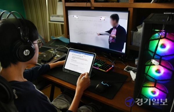 코로나19 여파로 3학기째 비대면 강의만 듣고 있는 수도권 한 대학교 경영학과 20학번 A군이 19일 온라인으로 제출할 과제를 작성하고 있다. A군은 