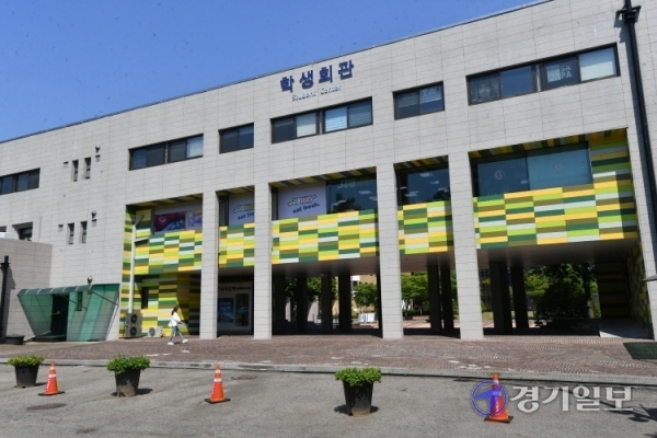코로나19 장기화로 수도권 대부분의 대학교가 비대면 강의를 진행하면서 20, 21학번 대학생들이 캠퍼스 생활을 경험하지 못하고 있다. 지난 18일 도내 한 대학교 캠퍼스가 평일임에도 학생이 없어 한산한 모습을 보이고 있다. 김시범기자