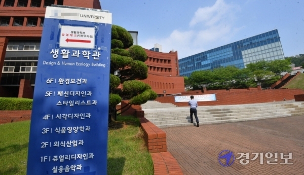 코로나19 장기화로 수도권 대부분의 대학교가 비대면 강의를 진행하면서 20, 21학번 대학생들이 캠퍼스 생활을 경험하지 못하고 있다. 지난 18일 도내 한 대학교 캠퍼스가 평일임에도 학생이 없어 한산한 모습을 보이고 있다. 김시범기자