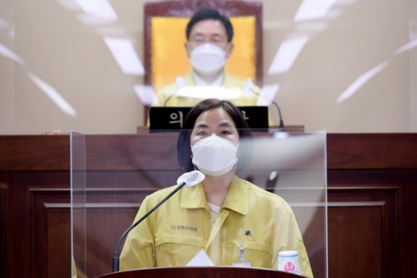 윤순옥 의원 이  ‘농민수당 지원 조례 전부개정조례안’에 대한 제안 설명을 하고 있다